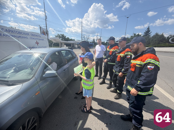 В Саратове полицейские со спасателями вручали водителям триколоры